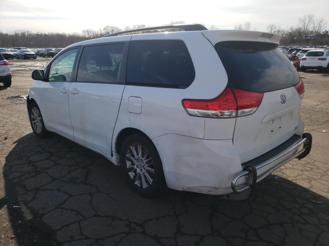 2013 TOYOTA SIENNA XLE - Фото 2