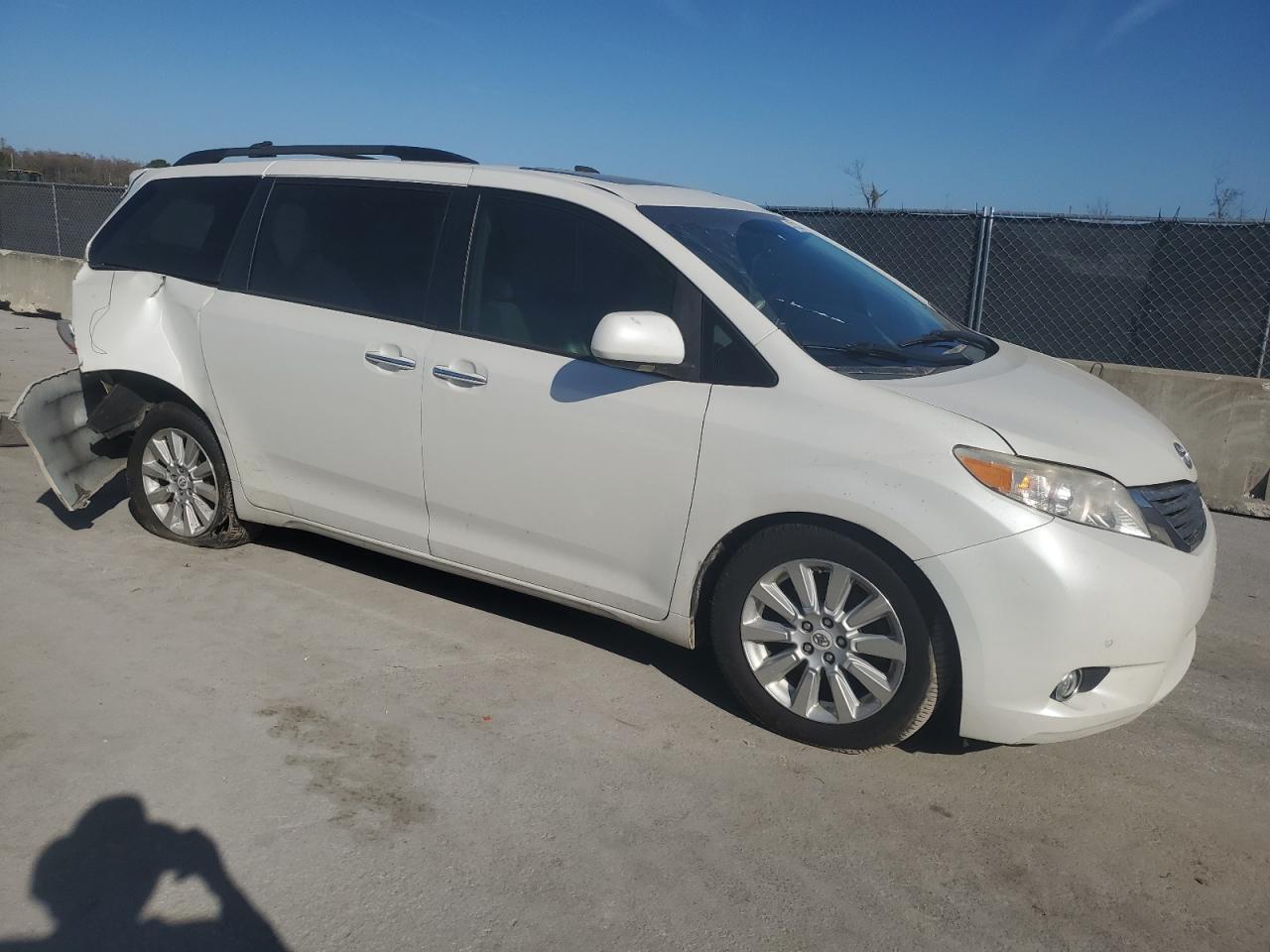 2011 TOYOTA SIENNA XLE - Фото 4