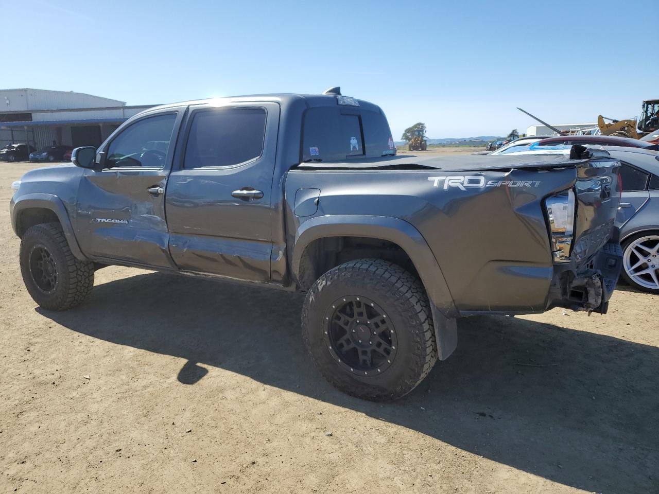 2017 TOYOTA TACOMA DOU - Фото 2