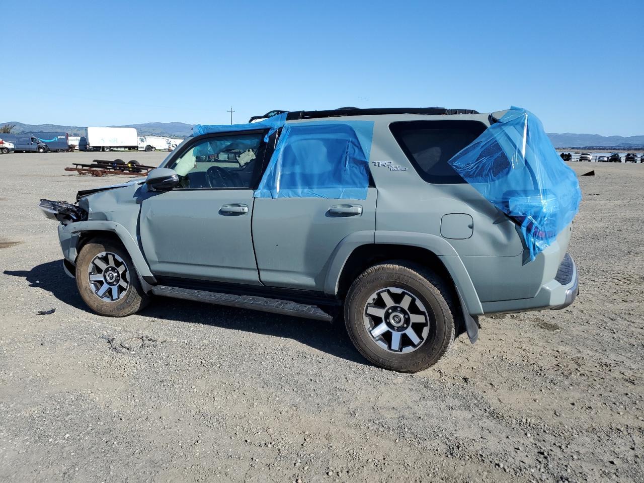2022 TOYOTA 4RUNNER SR - Фото 2