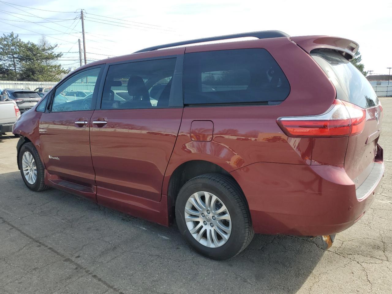 2015 TOYOTA SIENNA XLE - Фото 2
