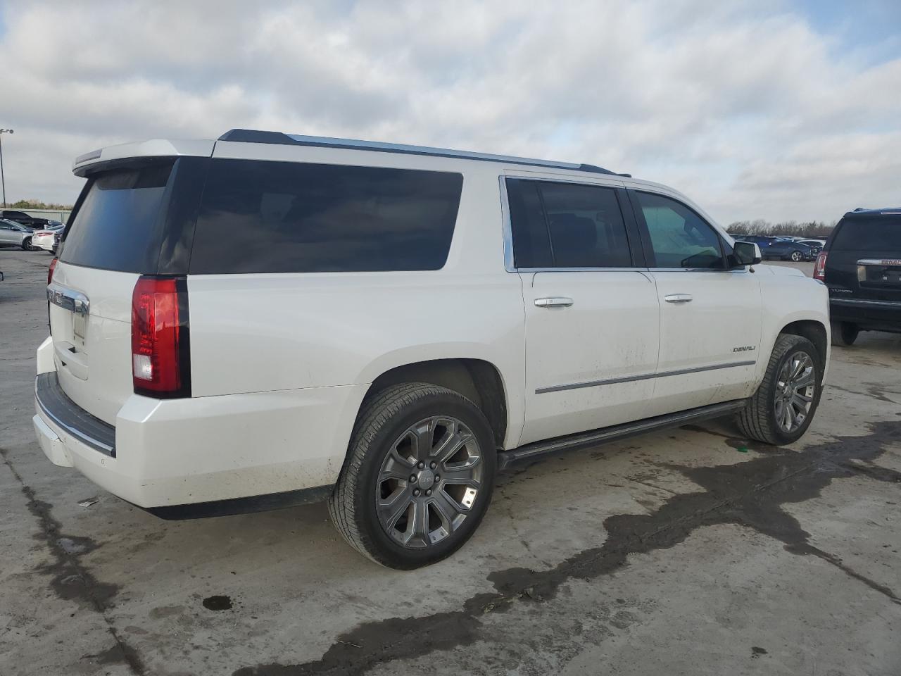 2016 GMC YUKON XL D - Фото 3