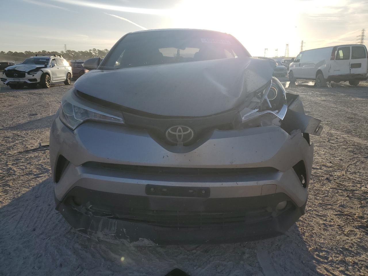 2018 TOYOTA C-HR XLE - Image 5