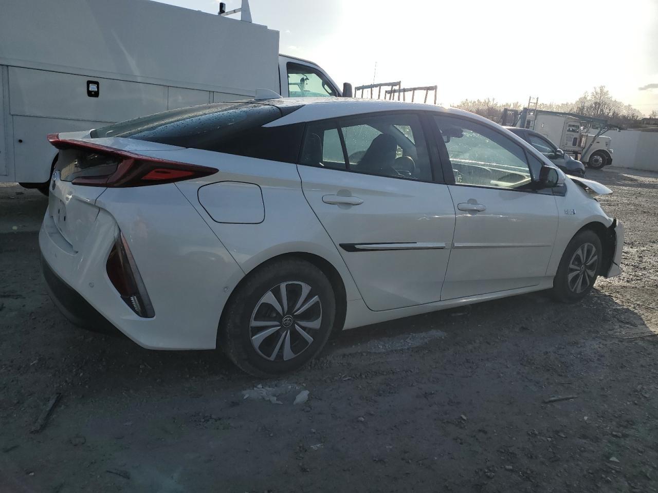 2018 TOYOTA PRIUS PRIM - Image 3