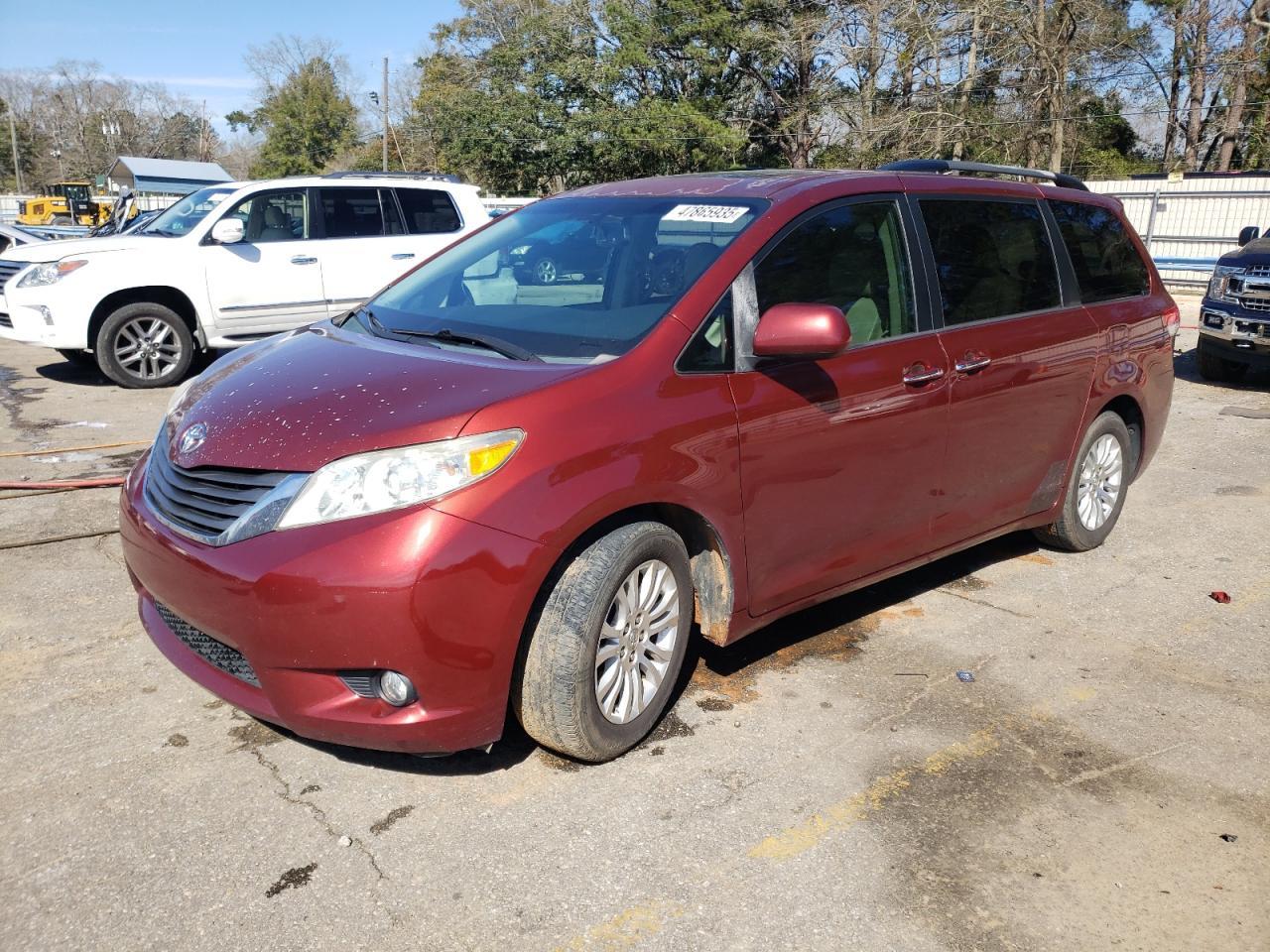 2013 TOYOTA SIENNA XLE
