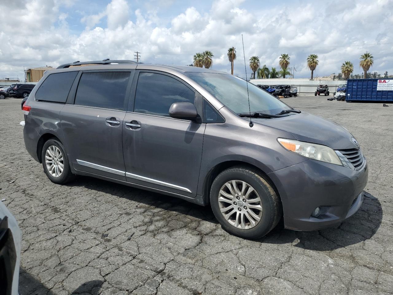 2013 TOYOTA SIENNA XLE - Image 4