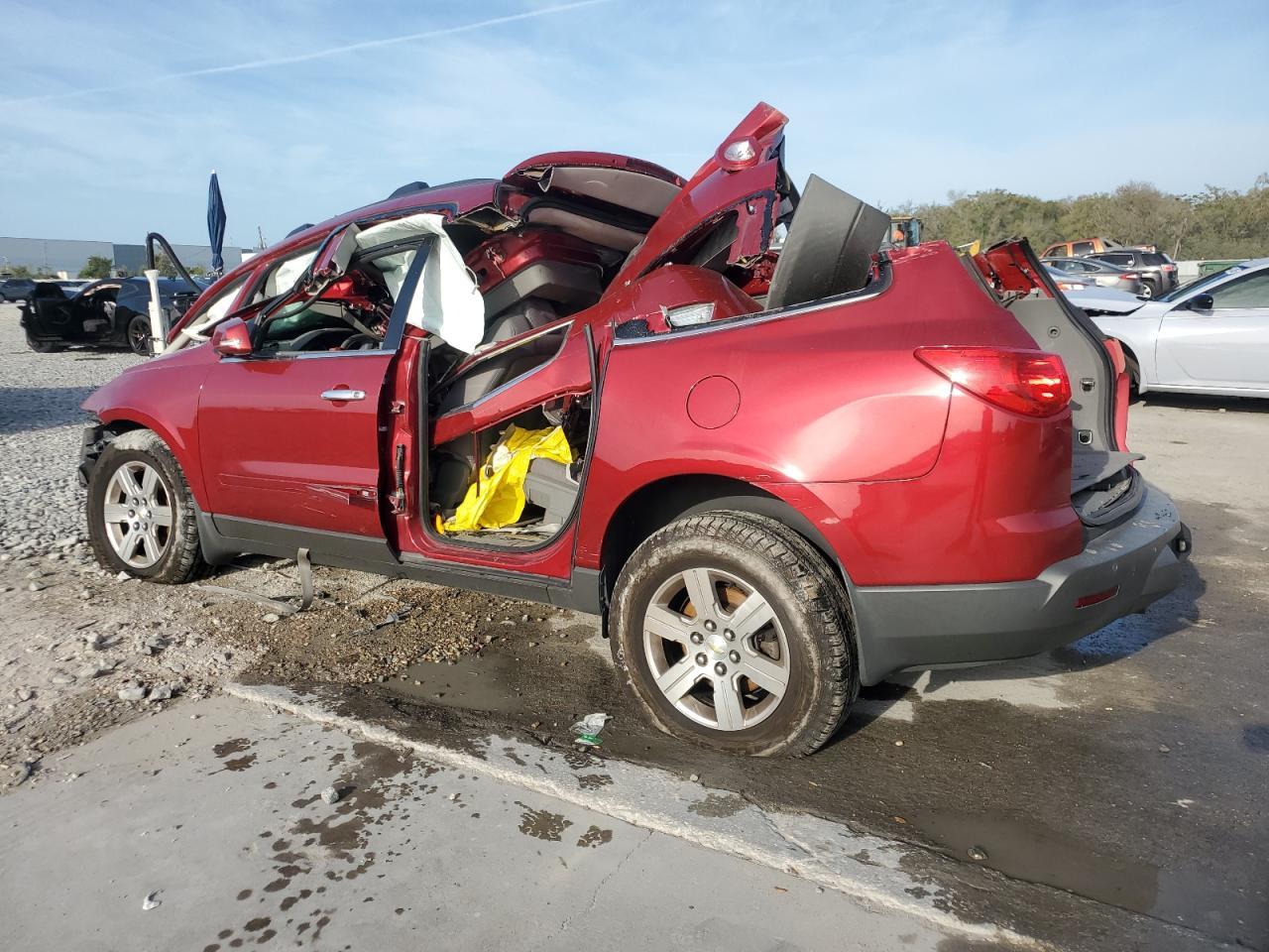 2012 CHEVROLET TRAVERSE L - Image 2