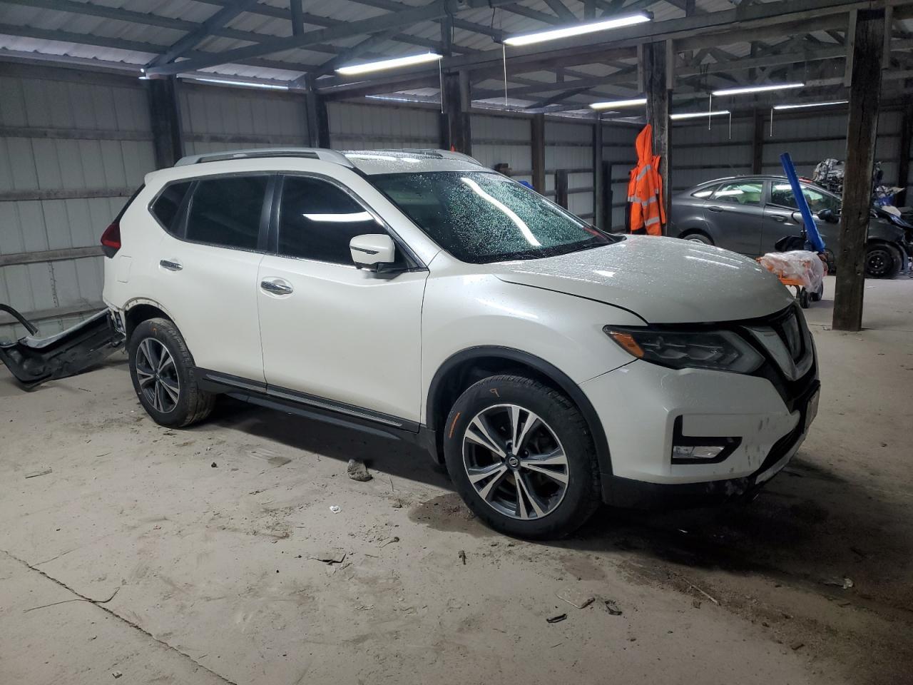 2017 NISSAN ROGUE SV - Image 4