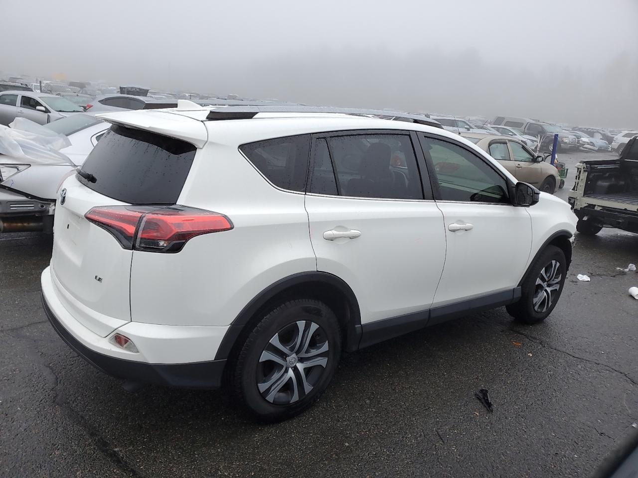 2018 TOYOTA RAV4 LE - Фото 3