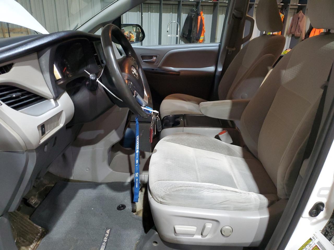2015 TOYOTA SIENNA LE - Фото 7