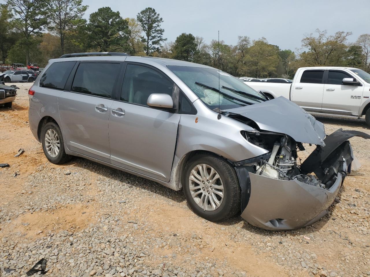 2013 TOYOTA SIENNA XLE - Image 4
