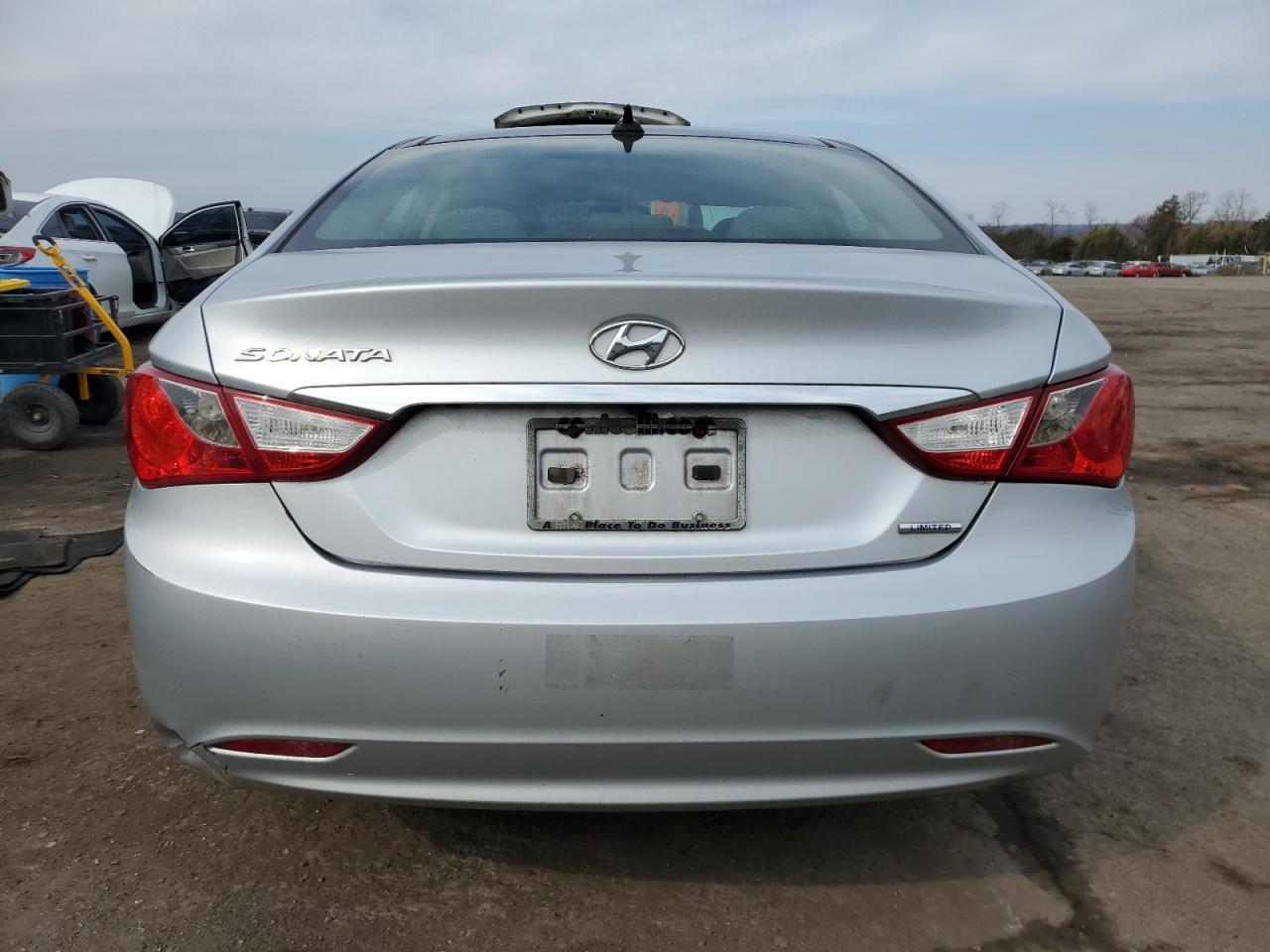 2013 HYUNDAI SONATA SE - Image 6