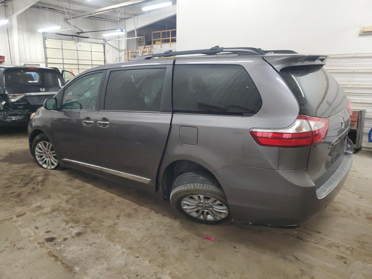 2015 TOYOTA SIENNA XLE - Фото 2