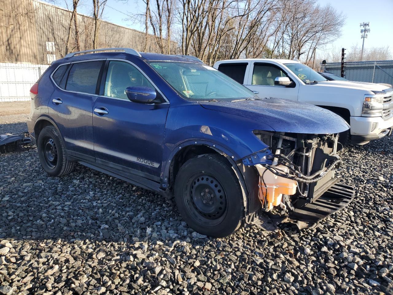 2017 NISSAN ROGUE SV - Image 4