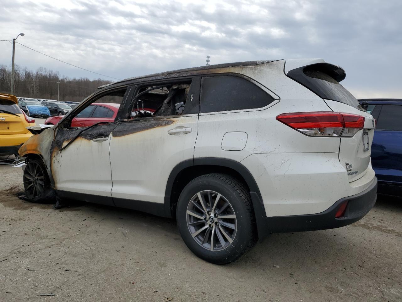 2019 TOYOTA HIGHLANDER - Image 2