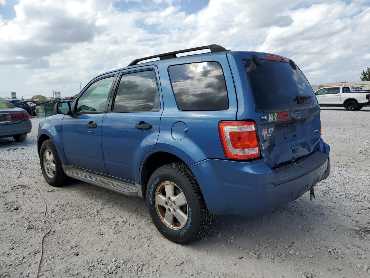2010 FORD ESCAPE XLT - Image 2