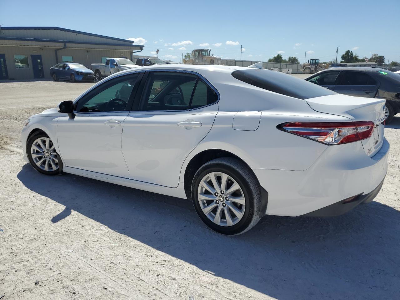 2020 TOYOTA CAMRY LE - Фото 2