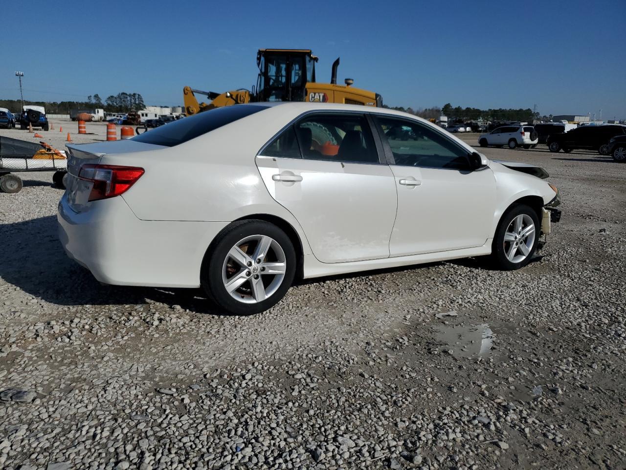 2014 TOYOTA CAMRY L - Фото 3