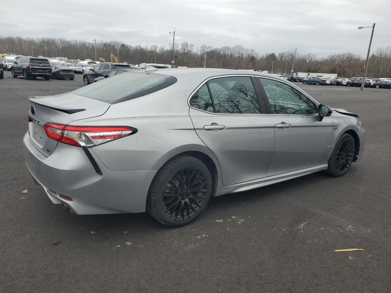 2020 TOYOTA CAMRY SE - Фото 3