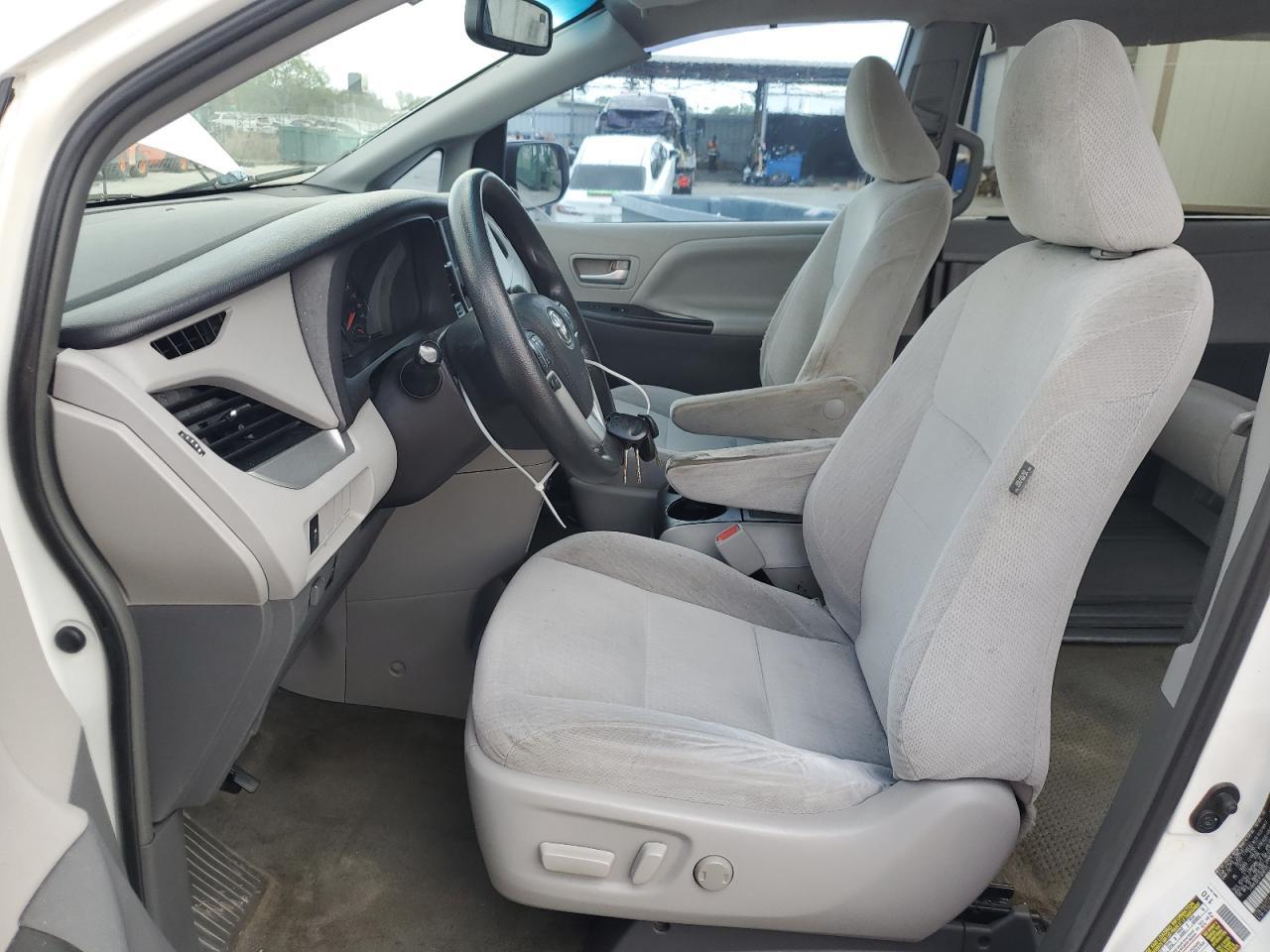 2015 TOYOTA SIENNA LE - Фото 7