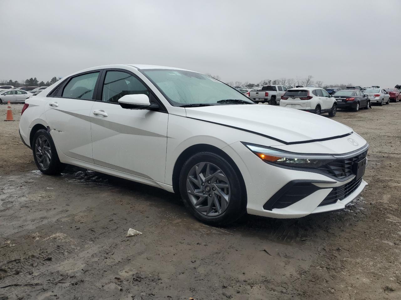 2024 HYUNDAI ELANTRA SE - Фото 4