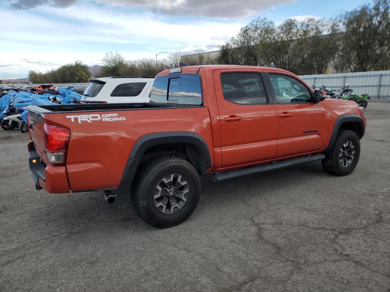 2017 TOYOTA TACOMA DOU - Фото 3