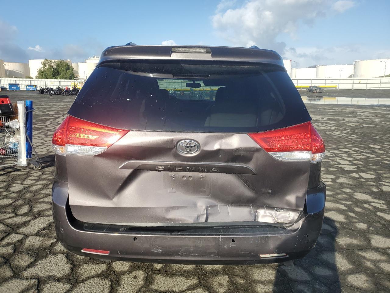2013 TOYOTA SIENNA XLE - Image 6