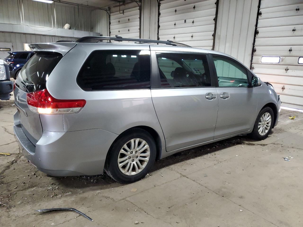 2013 TOYOTA SIENNA XLE - Фото 3