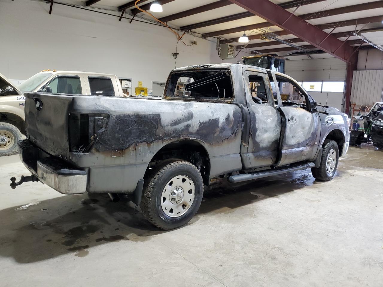 2017 NISSAN TITAN XD S - Фото 3