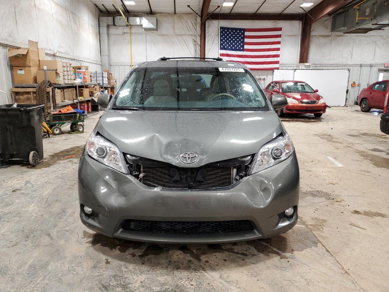 2013 TOYOTA SIENNA XLE - Фото 5