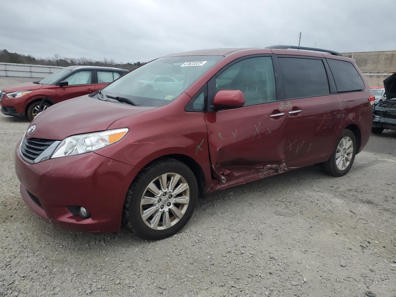 2011 TOYOTA SIENNA XLE