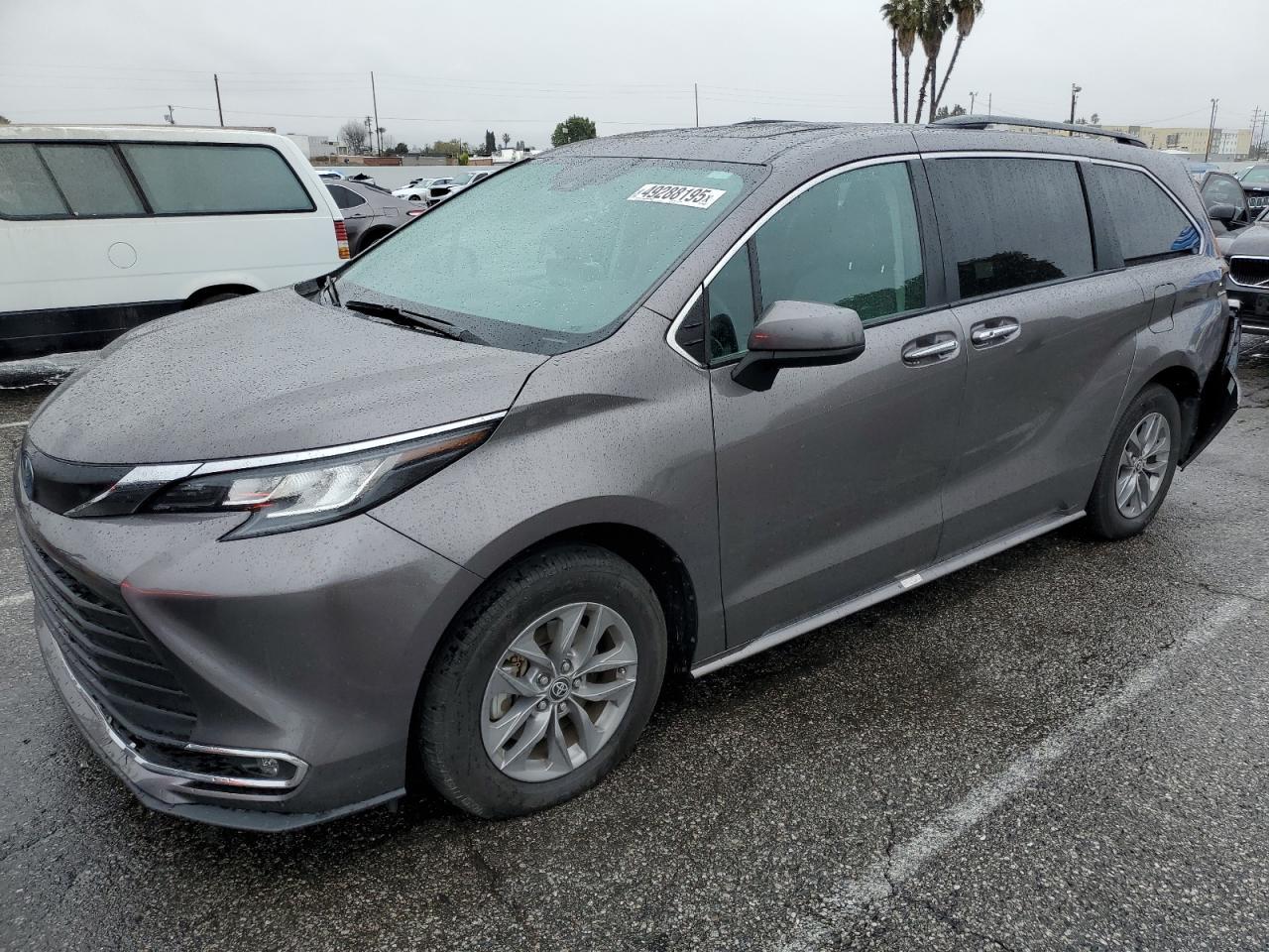 2023 TOYOTA SIENNA XLE