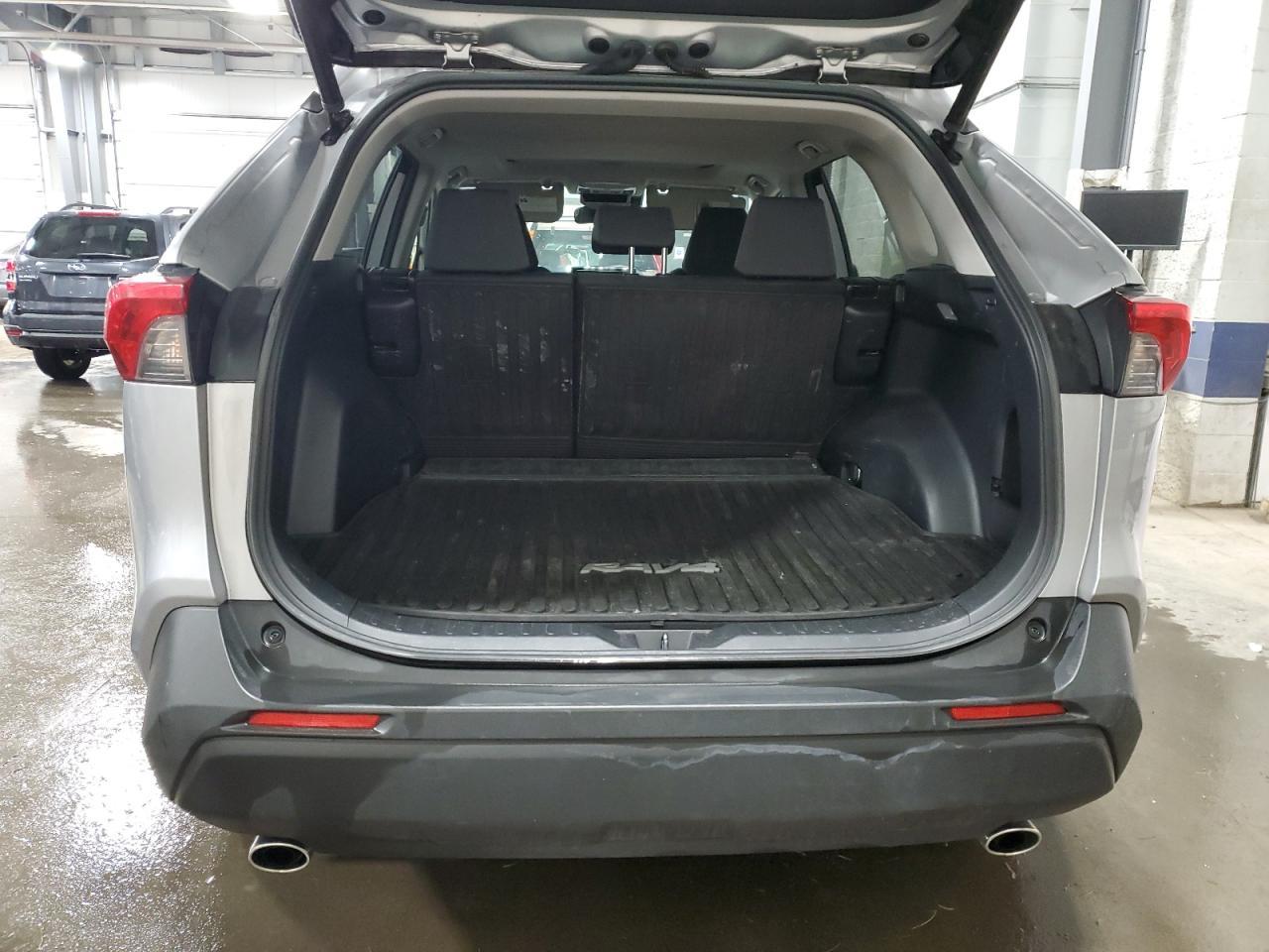 2020 TOYOTA RAV4 XLE - Image 6