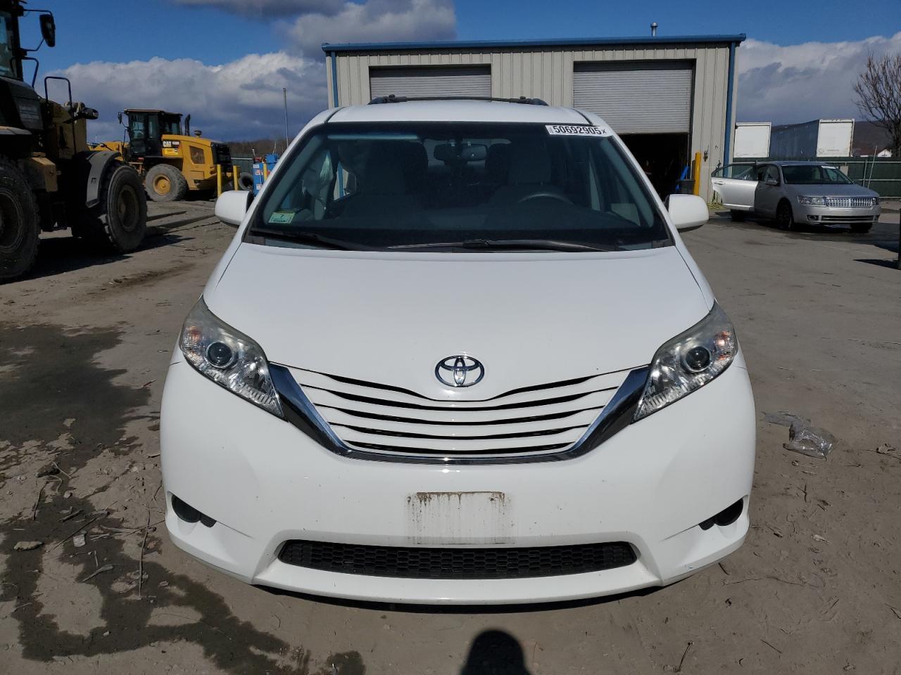 2015 TOYOTA SIENNA LE - Фото 5