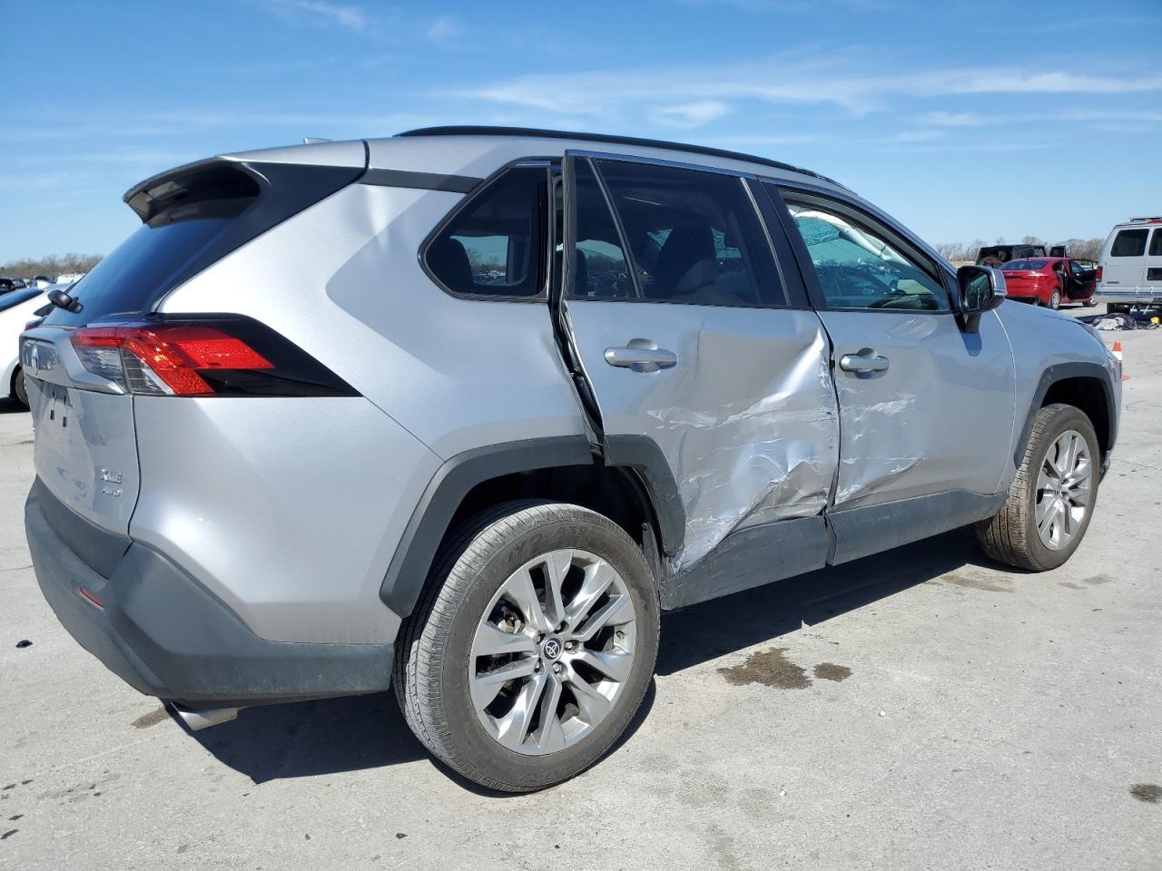2024 TOYOTA RAV4 XLE P - Фото 3