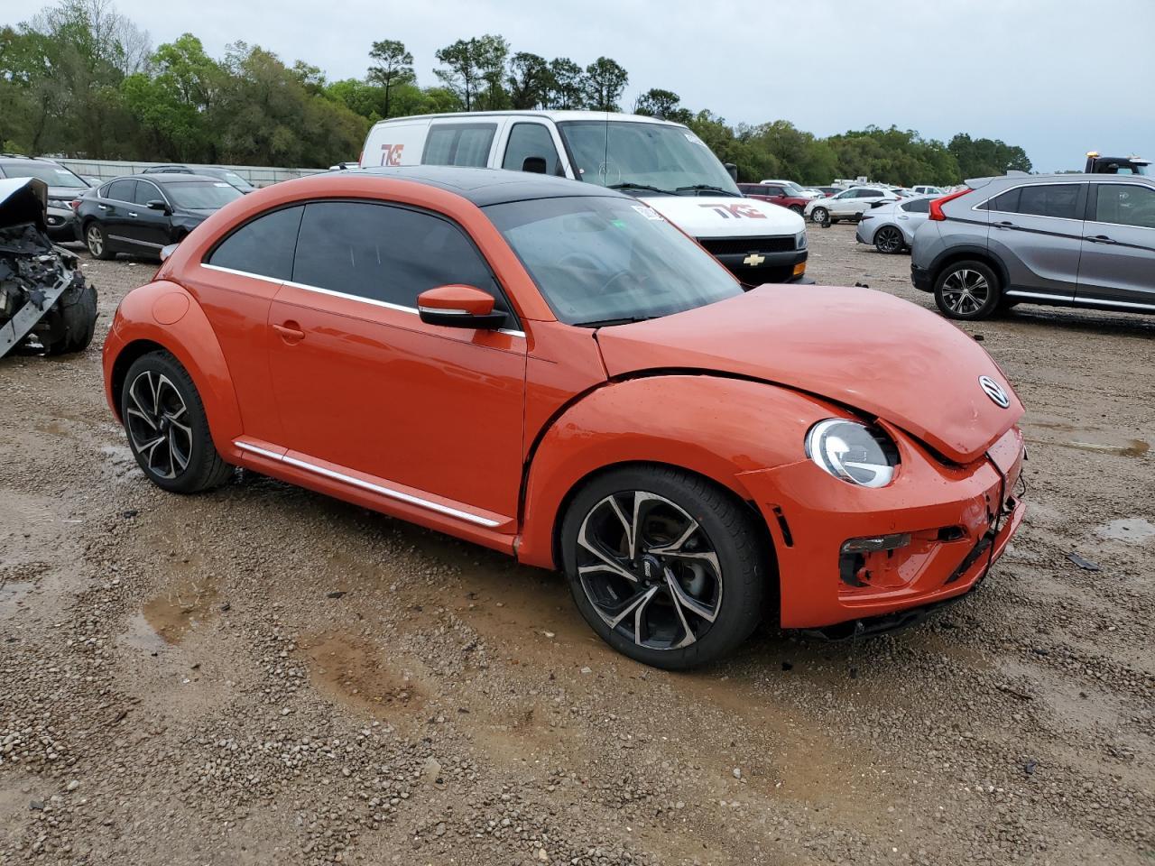 2019 VOLKSWAGEN BEETLE SE - Image 4