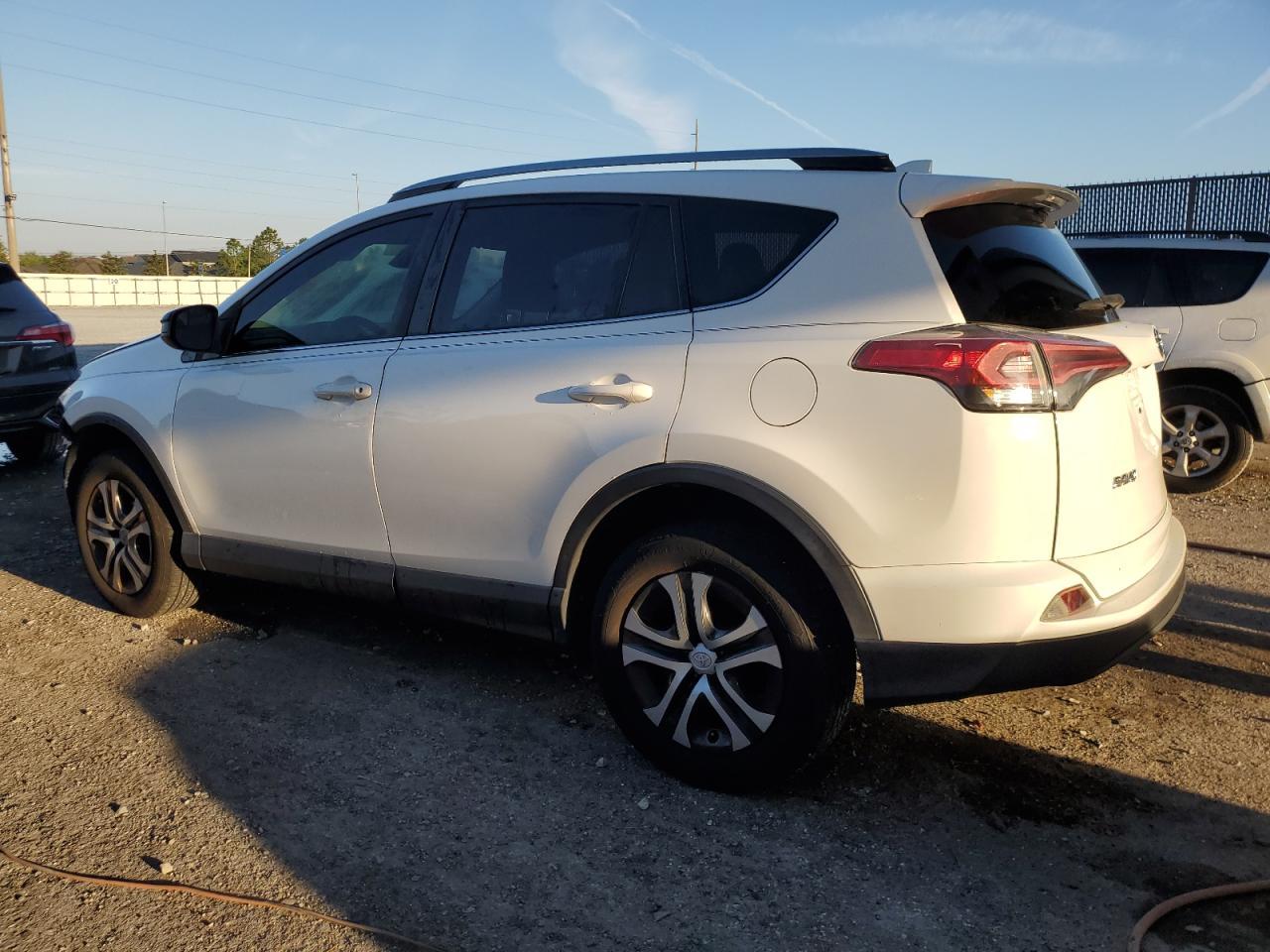 2018 TOYOTA RAV4 LE - Фото 2