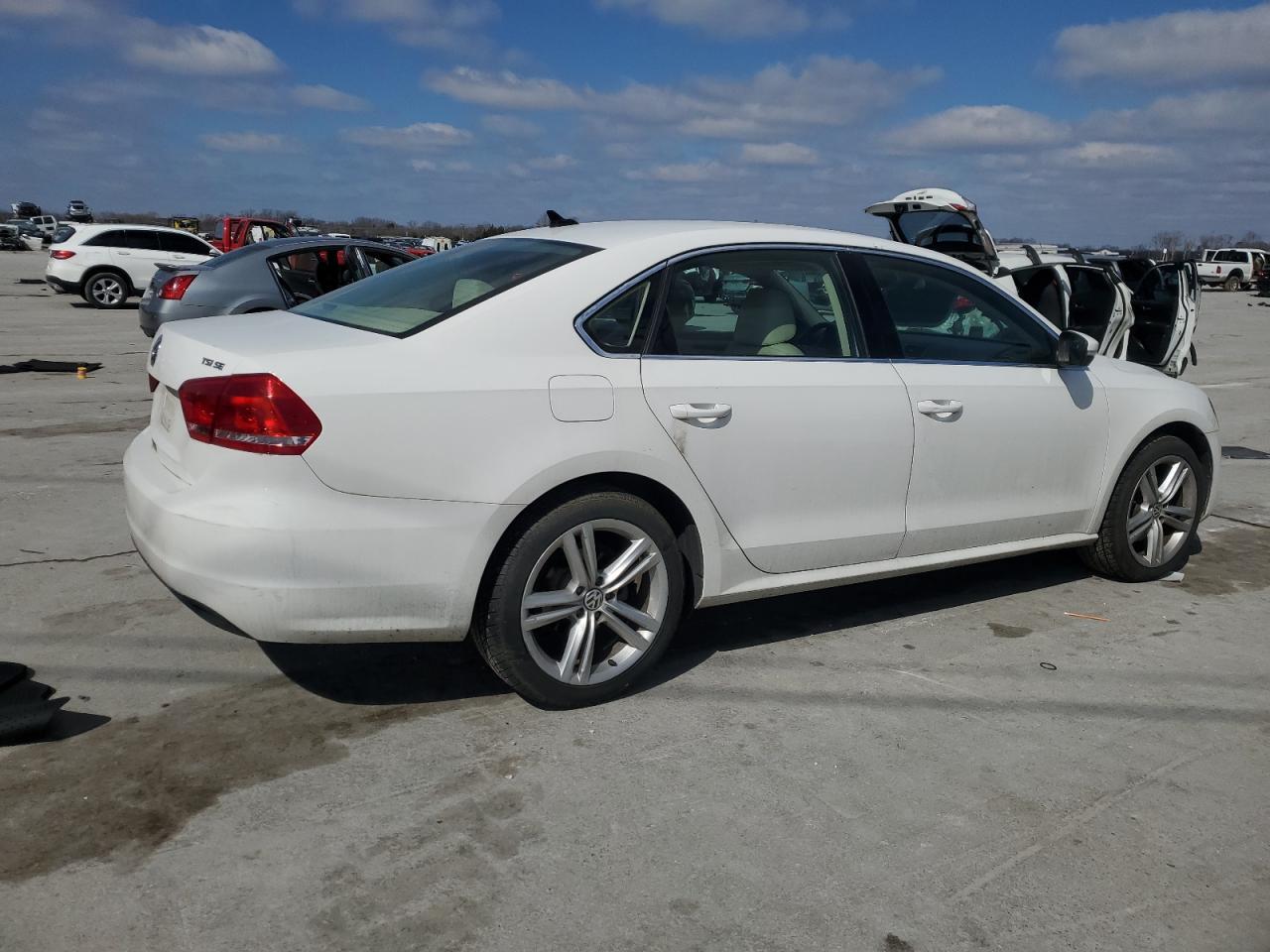 2014 VOLKSWAGEN PASSAT SE - Image 3