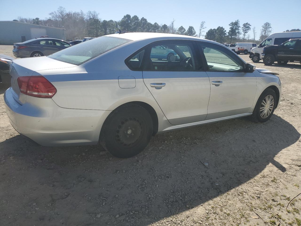 2015 VOLKSWAGEN PASSAT S - Фото 3