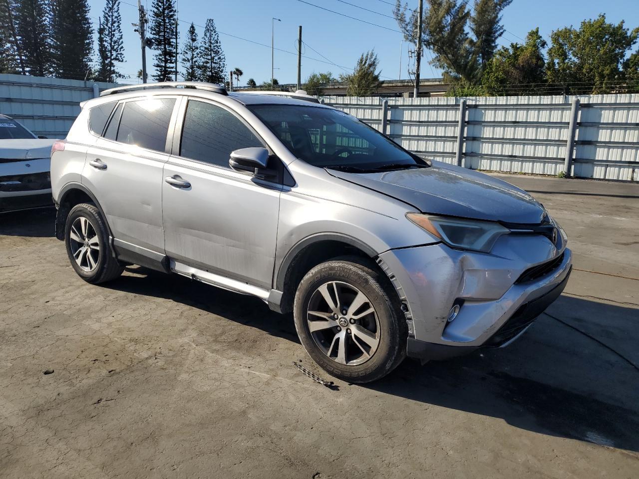 2017 TOYOTA RAV4 XLE - Image 4