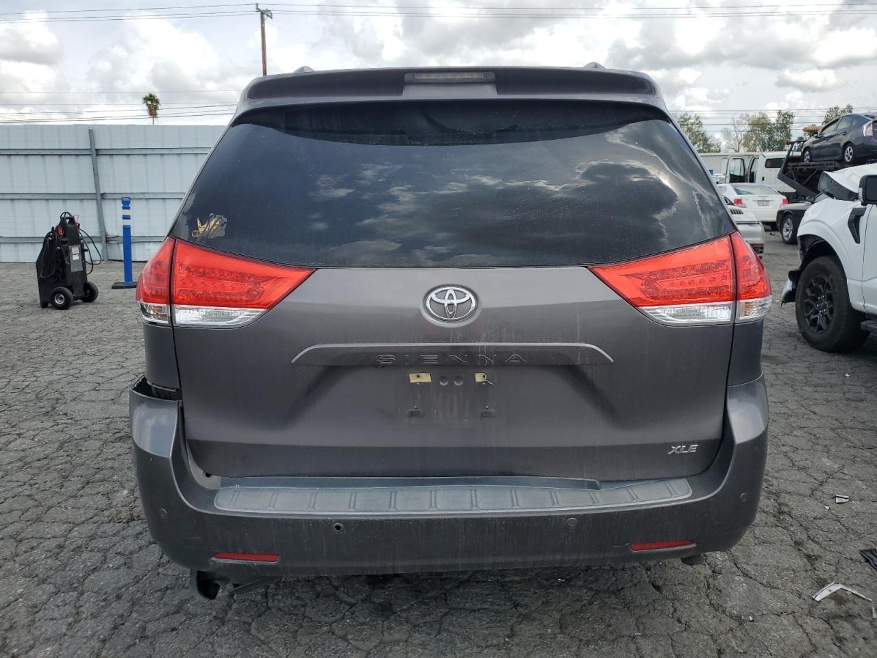 2013 TOYOTA SIENNA XLE - Image 6