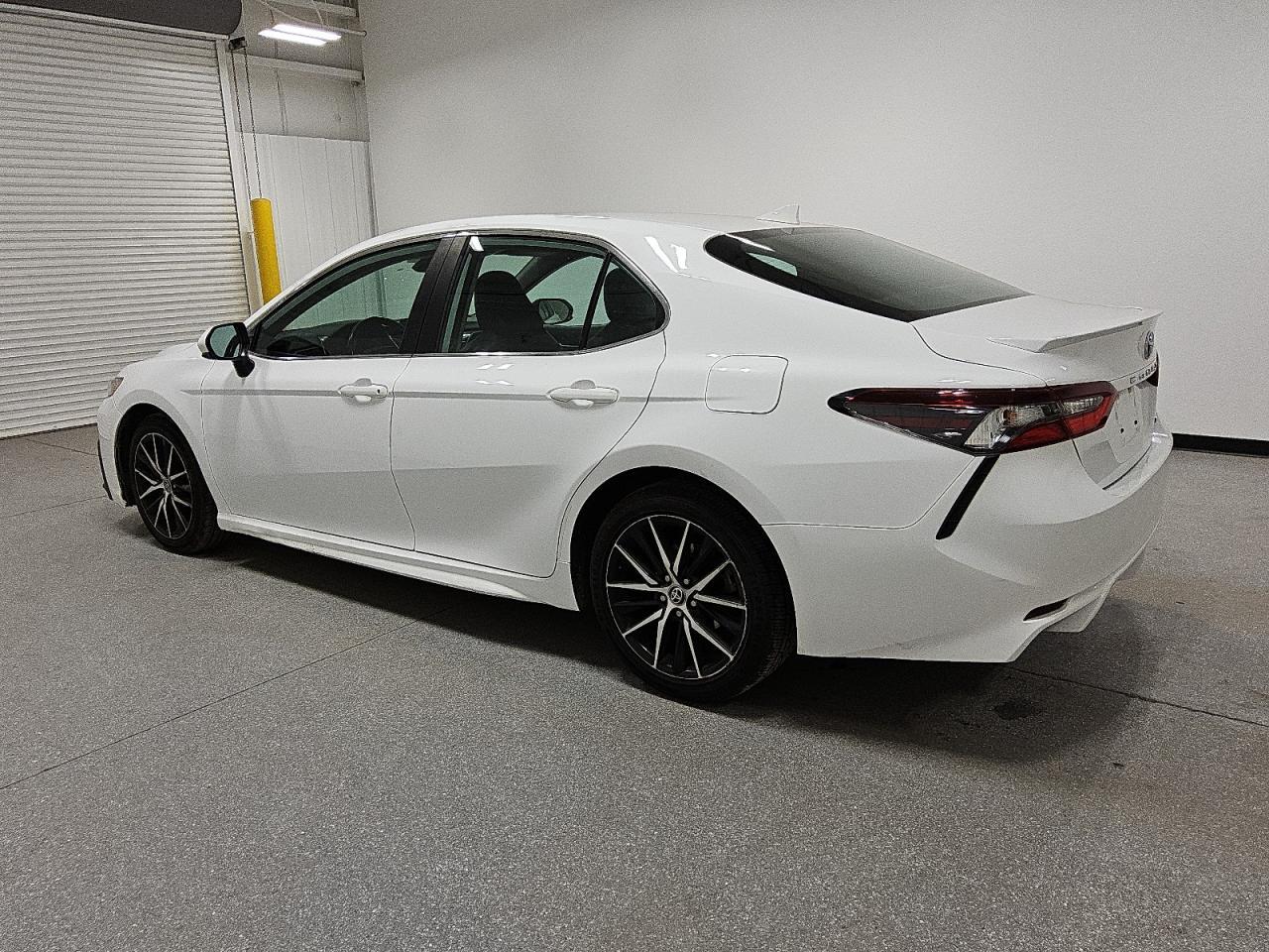2021 TOYOTA CAMRY SE - Фото 2
