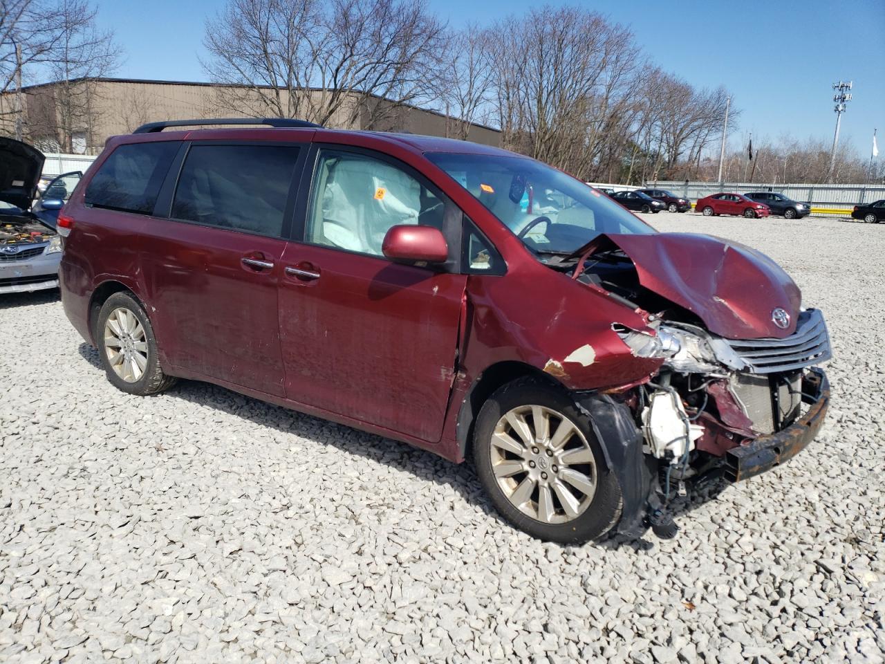 2011 TOYOTA SIENNA XLE - Image 4