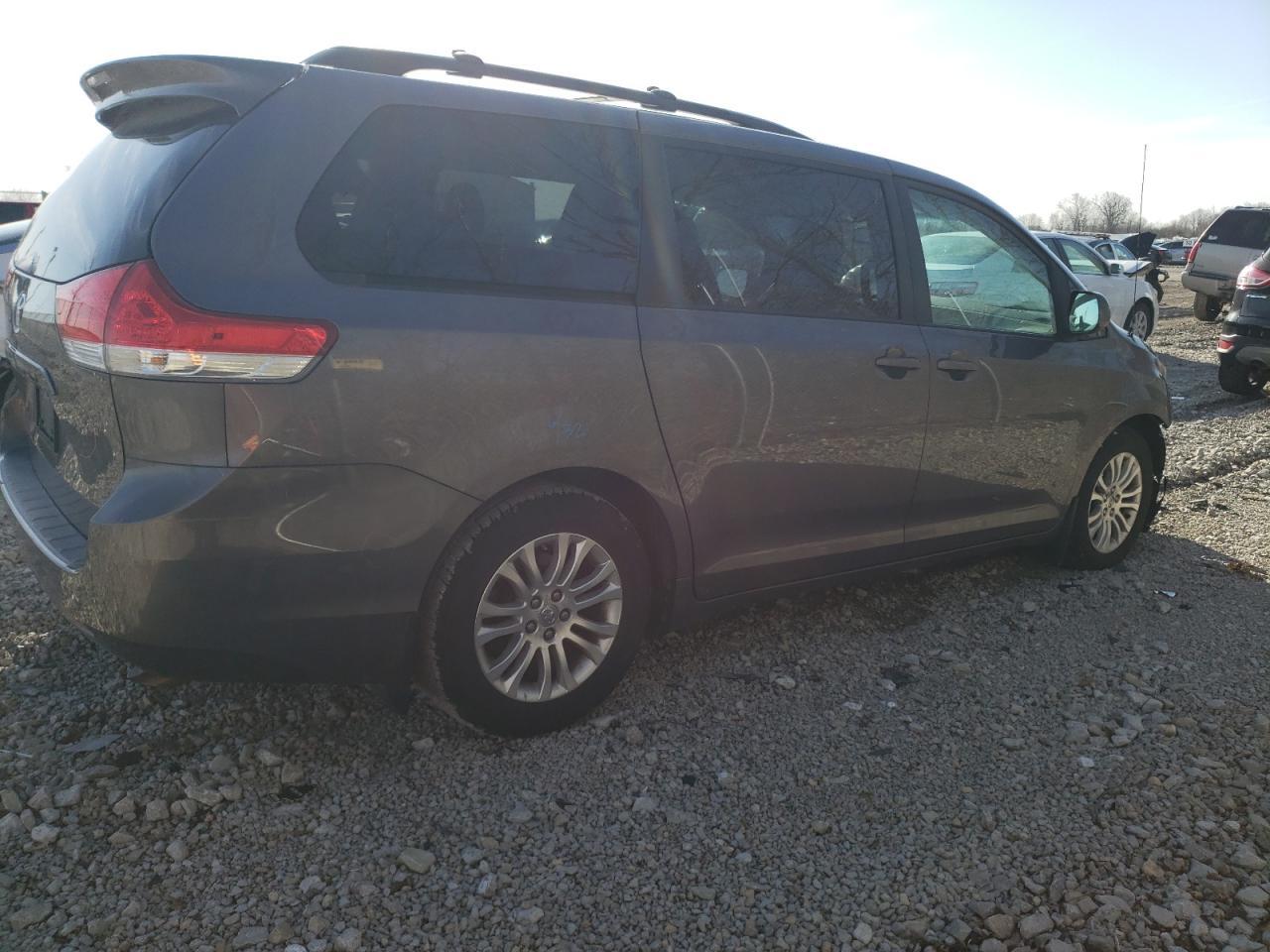 2011 TOYOTA SIENNA XLE - Image 3