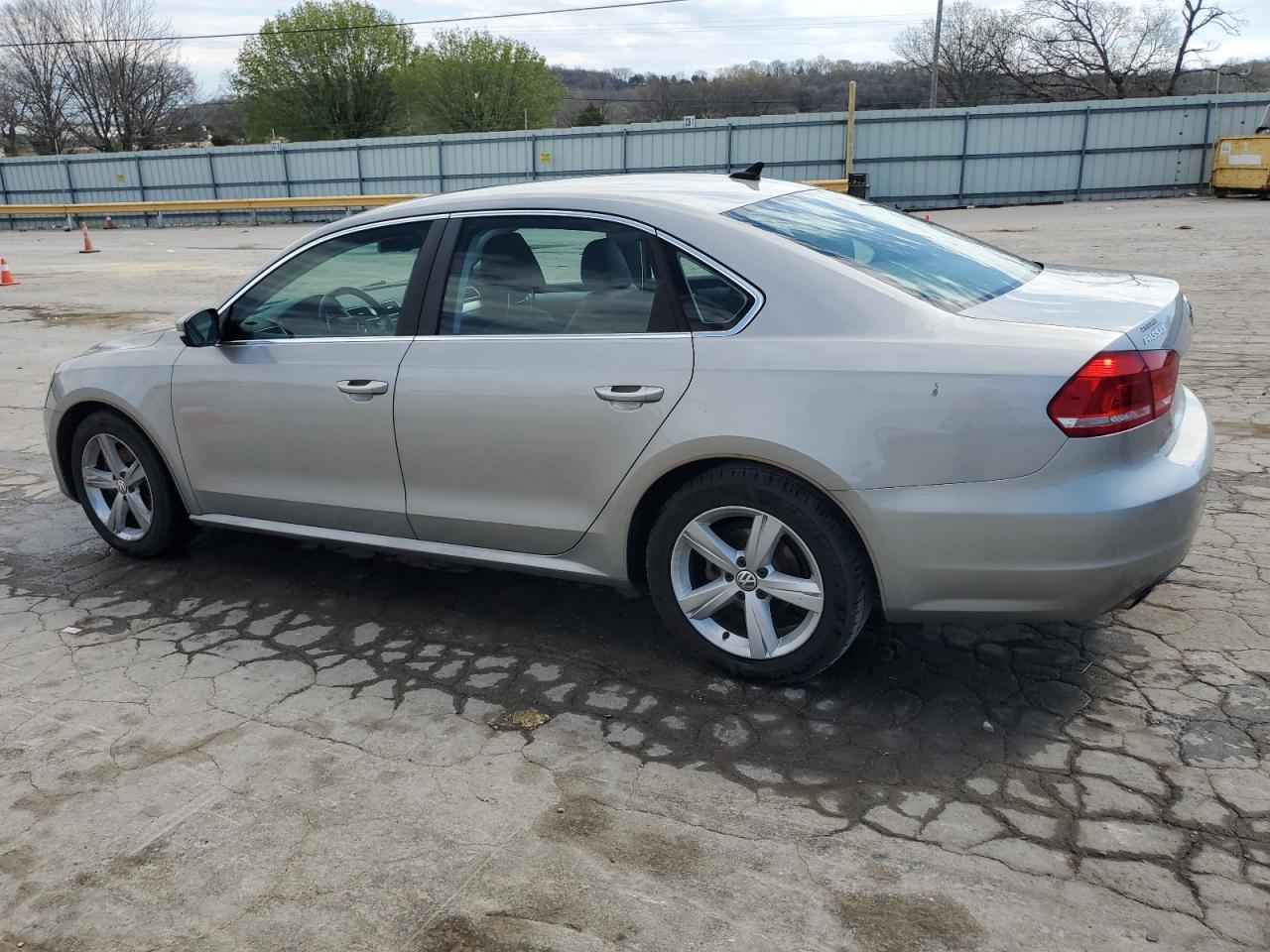 2013 VOLKSWAGEN PASSAT SE - Image 2