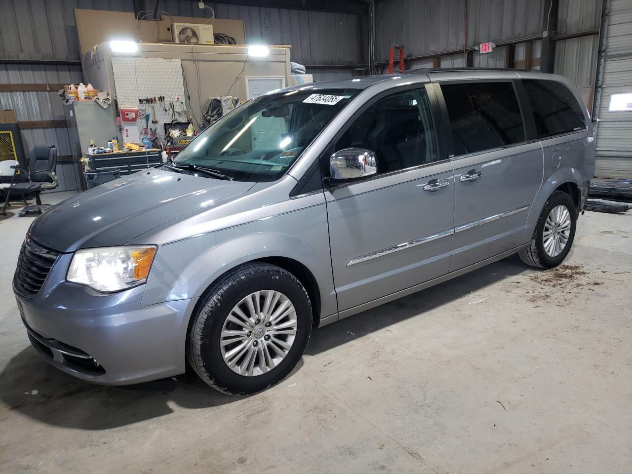 2014 CHRYSLER TOWN & COU
