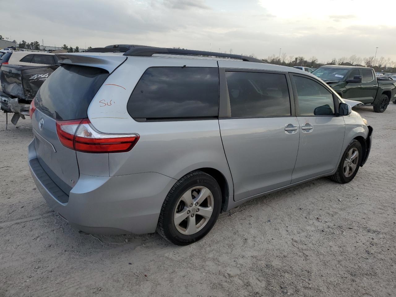 2015 TOYOTA SIENNA LE - Фото 3