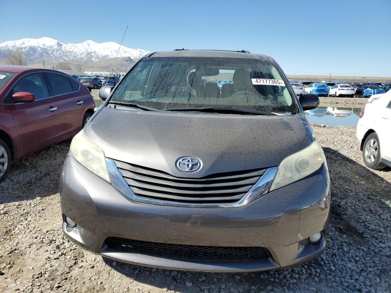 2011 TOYOTA SIENNA XLE - Image 5