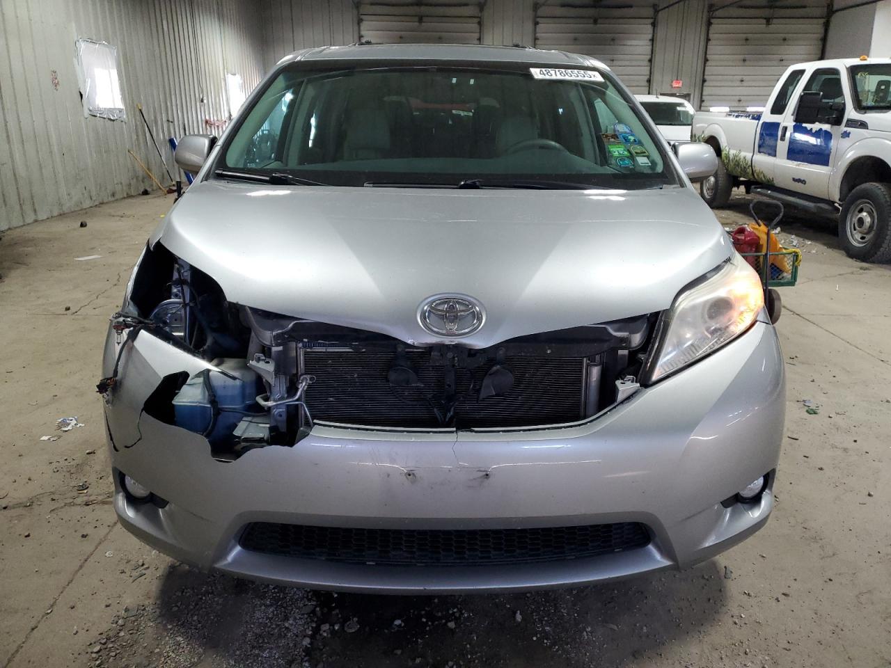 2013 TOYOTA SIENNA XLE - Фото 5
