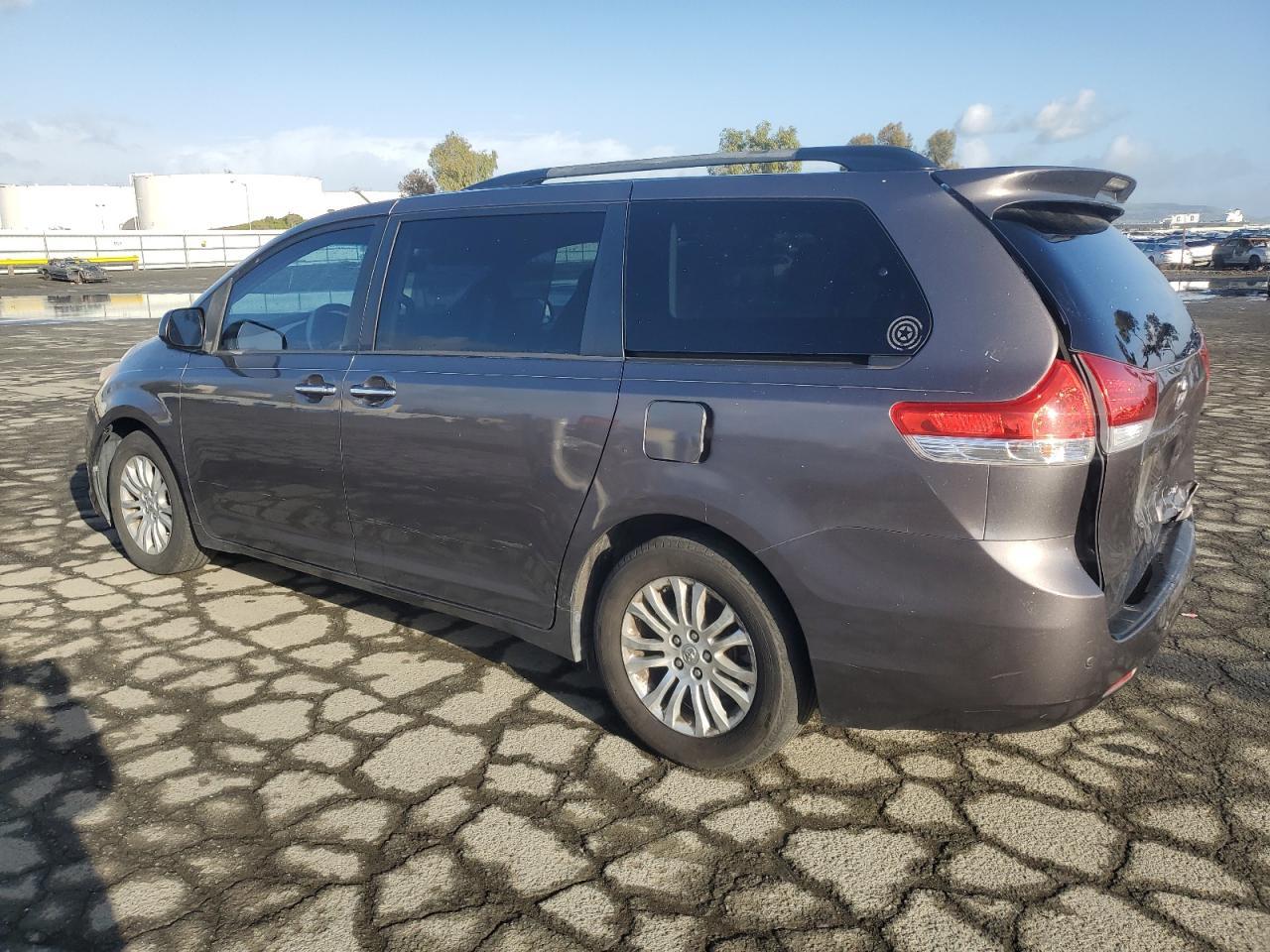 2013 TOYOTA SIENNA XLE - Image 2